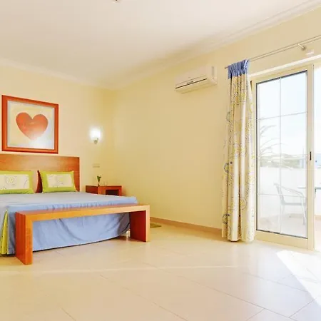Gale Sleeps 8 Pool Air Con Wifi